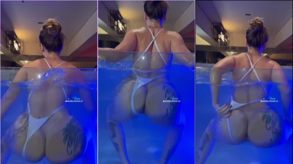 Andrea Rodas de maiô na piscina do OnlyFans