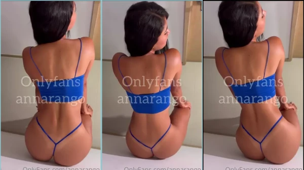 Anna Arango, uma morena irresistível, arrasando de calcinha azul
