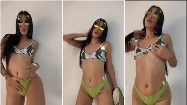 Badjeandry se divertindo com a xoxota molhadinha