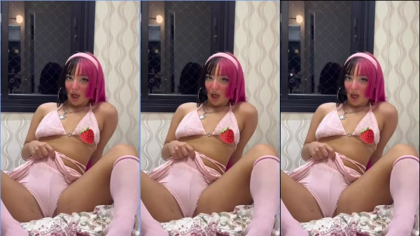 Belinha, toda cheia de frescura, com sua calcinha rosa chamativa