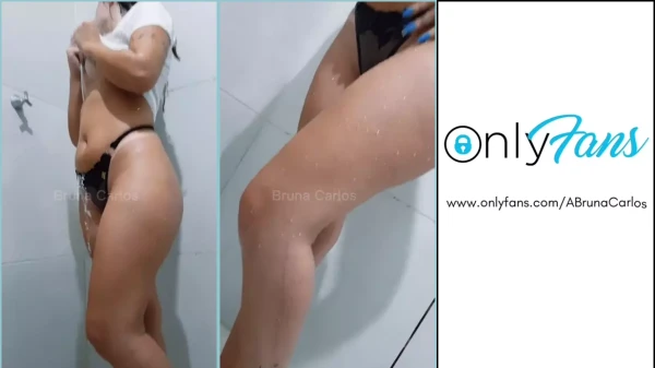 Bruna Carlos tomando banho de blusinha