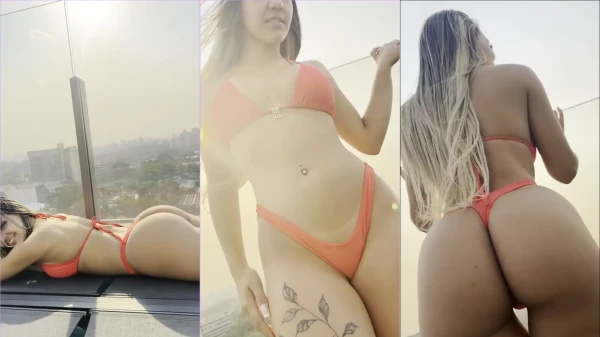 Bruna Iork desfilando sua beleza em um biquíni super provocante