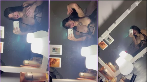 Bruna safadinha gravando um vídeo no espelho