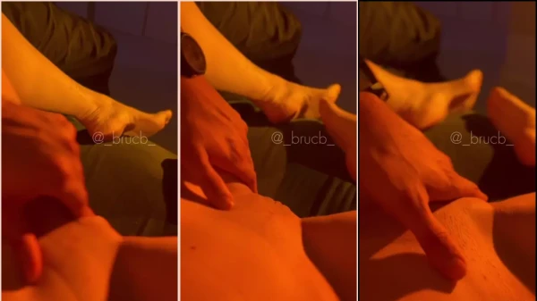Bruna, toda bela e à mostra, se divertindo com as mãos