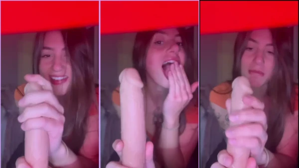 Bruna, uma novinha cheia de atitude, se divertindo sozinha com um vibrador poderoso