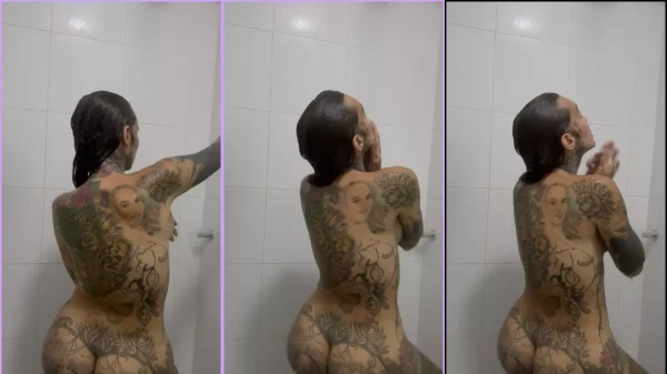 Camila Serna foi parar na internet fazendo banho de cecê, toda nua!