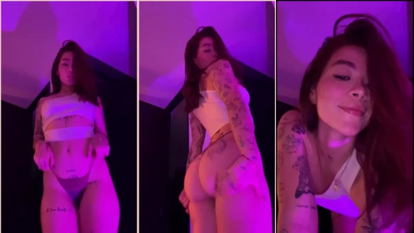 Carolina Cardenas, com seu corpo tatuado e sua bunda grande, dando uma exibida