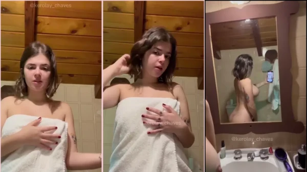 Cavalona White Fairy sem roupa no banheiro