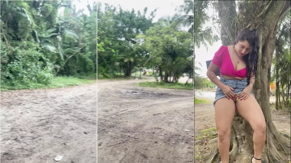 Chrys Angel debaixo da árvore se divertindo com a pepeca