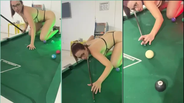 Cibelly Ferreira, gostosa de calcinha, jogando sinuca com tudo!