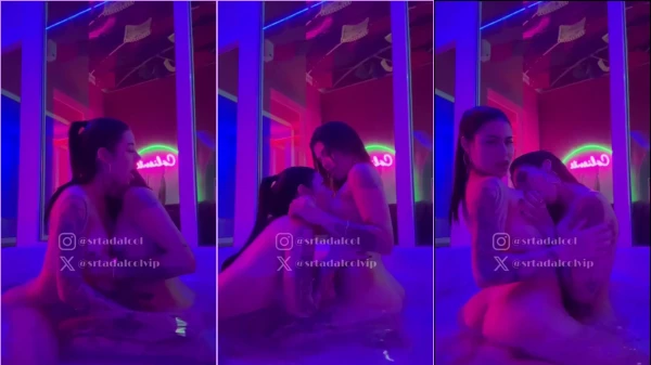 Clara Dalcol é fã de se refrescar no chuveiro junto com a amiga