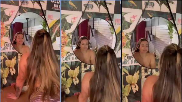 Clipe da gata Angel Santiago se distraindo no banheiro