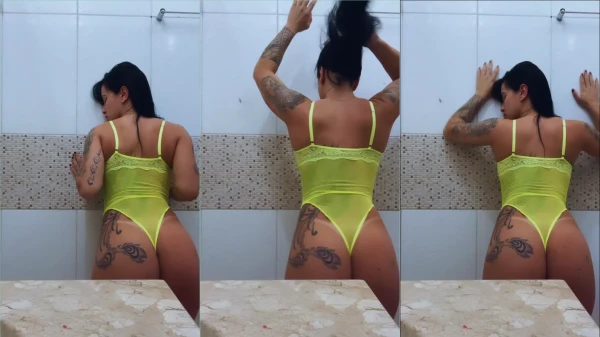 Confere a Bruna Felicio dando uma provocada dentro do banheiro!