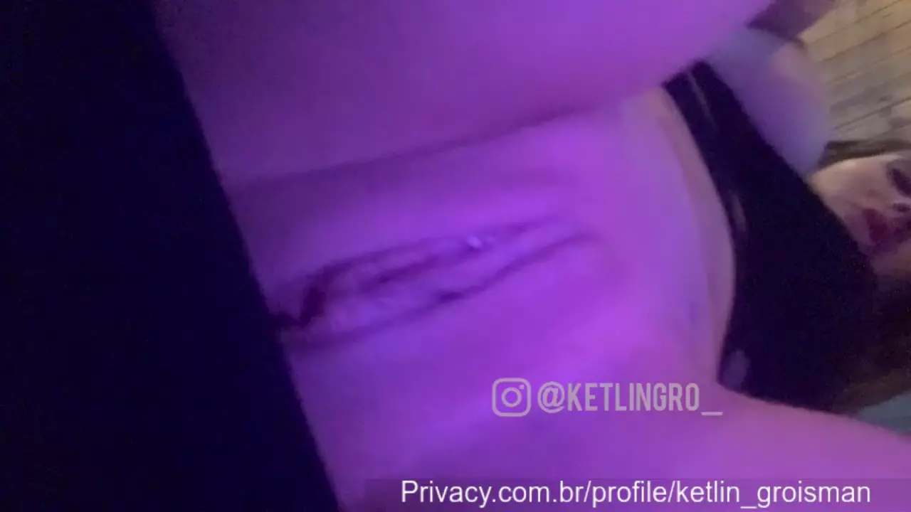 Confere só a xota lisinha da Ketlin Groisman!