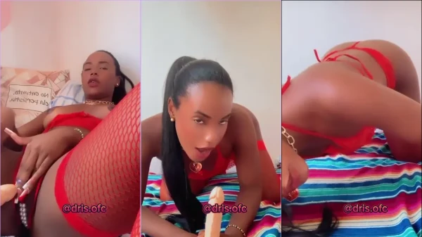 Dá só uma olhadinha na Dris Souza se acomodando e se dando prazer!