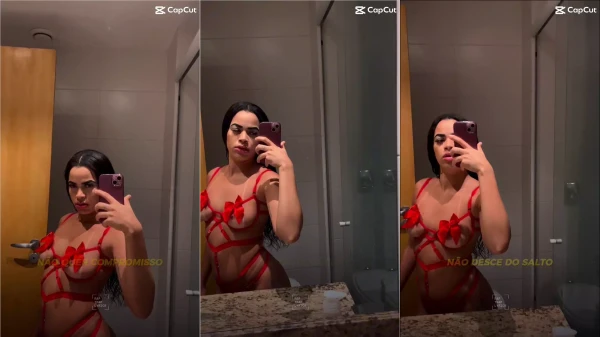 Dá uma olhada na Ariane Coowper arrasando com uma calcinha vermelha!