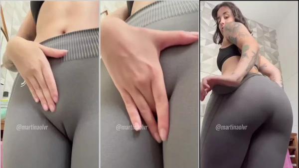 Dá uma olhada na Martina Olvr puxando a calça pra exibir a xoxota!