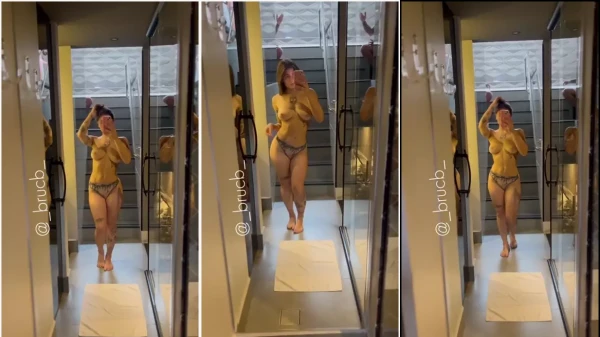 Dá uma olhadinha na Brucbb se exibindo pelada na frente do espelho!