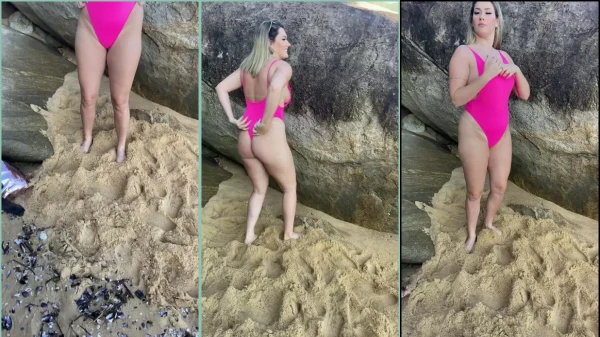 Dani, a loirinha gostosa, arrasando na praia de maiô rosa!