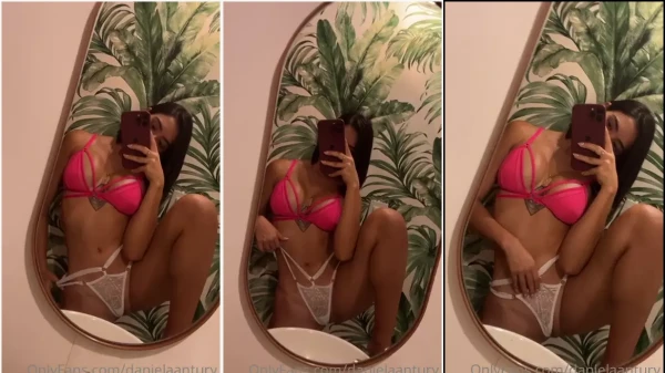 Daniela Antury exibindo sua bucetinha