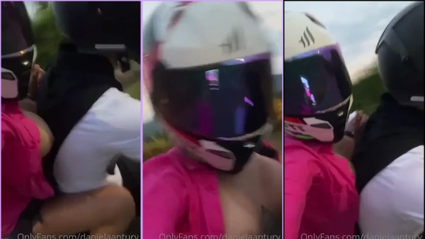 Daniela Antury passando os peitinhos na moto do Uber