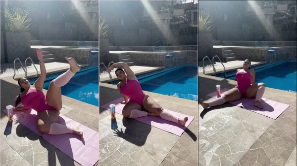 Daniela Arcila dando um show à beira da piscina