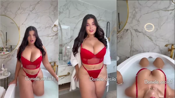 Daniela Arcila vestindo uma calcinha vermelha bem provocante