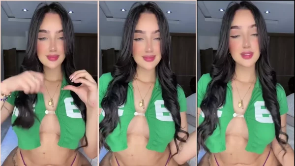 Daniela Cardenas arrasa em cena, se exibindo de um jeito irresistível