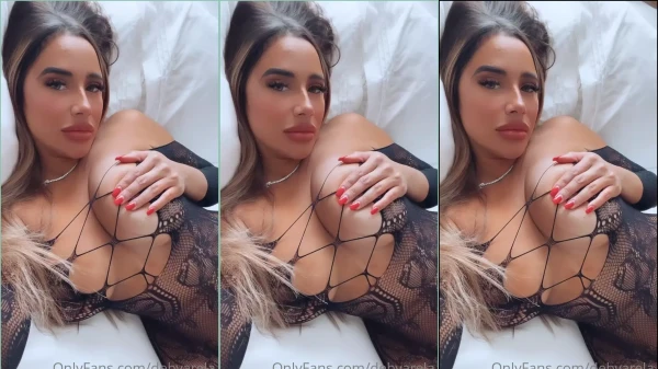 Debbie Ayoub, uma gostosona toda cheia de ousadia e bem exótica quando rola na cama