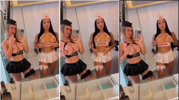 Débora Peixoto e sua amiga, toda produzidas nas fantasias, se mostrando em frente ao espelho