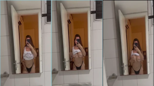 Deborah Furgang, bem safadinha, soltando o corpo no banheiro