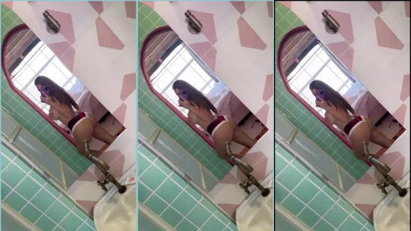 Deborah Furgang se exibindo na frente do espelho