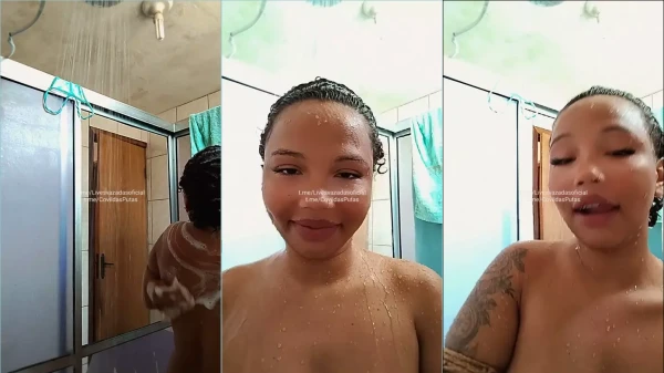 Dindinha Daaysaantos1 de boa, nua debaixo do chuveiro