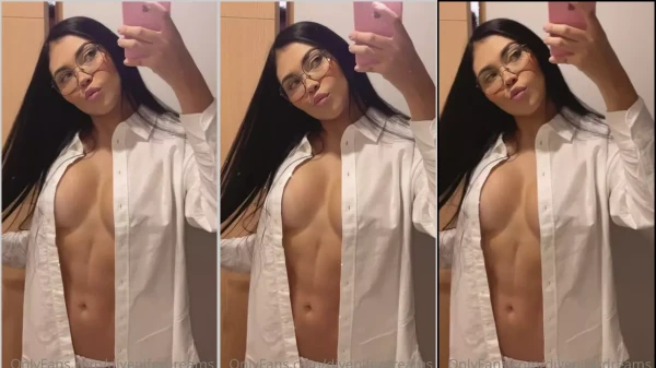 Dj YeniFer Dreams, a gata exótica, arrasando com seus peitos maravilhosos!