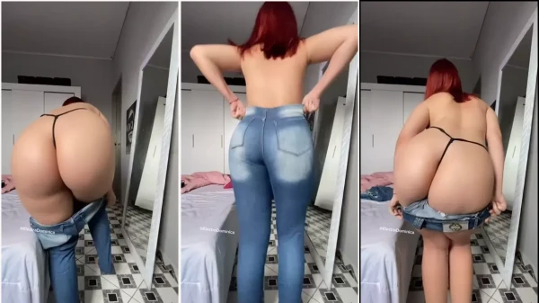 Electra Dominica de fio dental com calça jeans arrasando na pose!