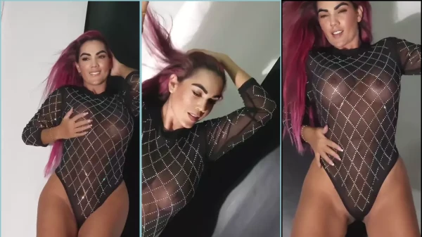 Elena Bayona, uma verdadeira delícia de mulher, arrasando com uma calcinha bem transparente