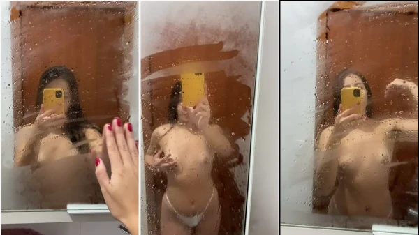Ellenzinha se exibindo peladinha na frente do espelho