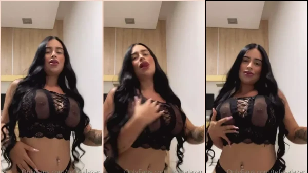 Estefania Salazar, morena de calcinha pretinha, se contorcendo na dança