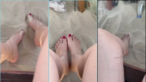 Fada gostosa com os pés na areia