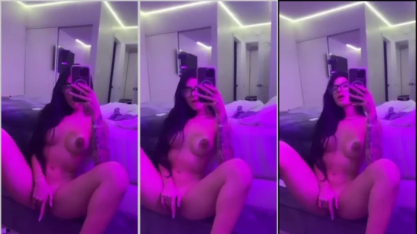 Famosa Thaissa Fit se deliciando e se tocando