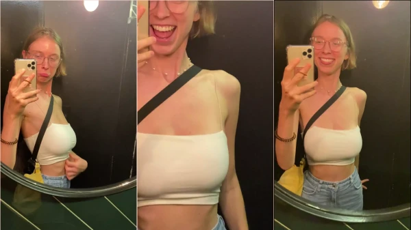 Fazendo xixi na frente do espelho, causando impacto