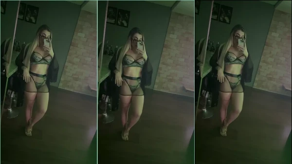 Gabi Tamiris se exibindo com seu corpão gostoso no espelho