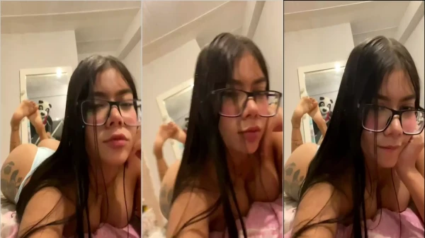 Gabriel Uribe de óculos, toda linda, se mostrando de um jeito irresistível na cama