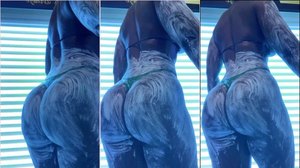 Gabriela Alves, a morena poderosa, pegando aquele sol