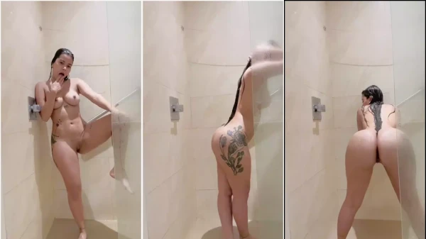 Gabriela Uribe, a gata deliciosa, peladinha no chuveiro se divertindo sozinha