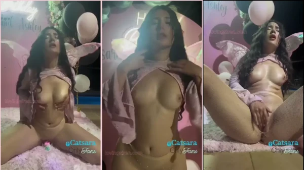 Gata gata cheia de curvas, se divertindo e sentindo prazer!