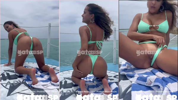 Gata incrível, loira e sensual na hora da prazerosa diversão