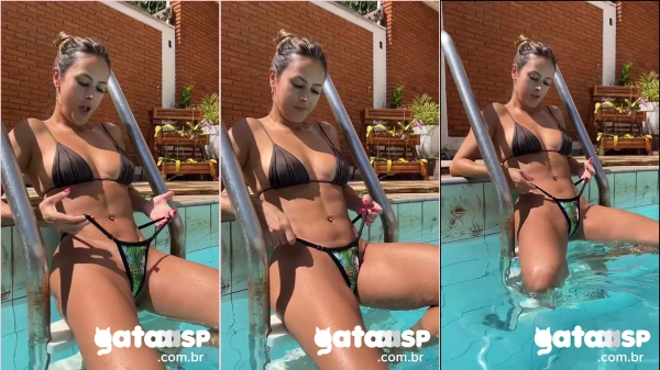 Gatinha amadora, loira e novinha, dando um rolê na piscina de biquíni