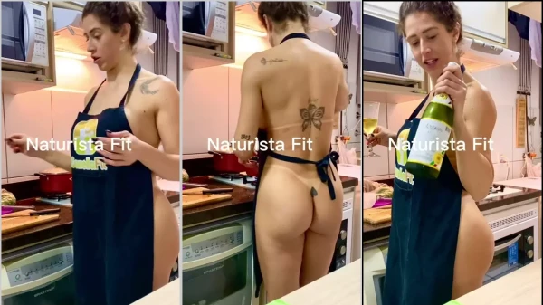 Gatinha naturista fitness saboreando uma champanhe nua