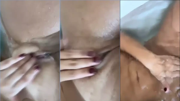 Geisy Arruda fazendo uma baguncinha no chuveiro com a banheira cheia